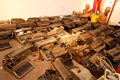 En el segundo piso hay acumulados obketos y mobiliario de otra época