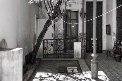 Estado inicial del patio distribuidor de un gran PH en Barracas reformado por Ignacio Montaldo del estudio Moarqs.