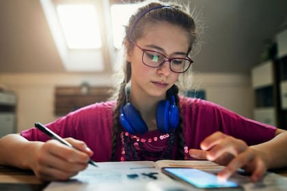 Estados como Maryland y Wyoming no se han sumado a la medida de restringir el uso de dispositivos móviles en las aulas (celulares/Archivo)