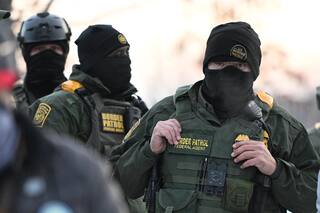 Estados en EE.UU. buscan prohibir que los agentes federales se cubran el rostro en operativos