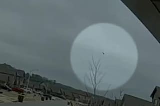 El momento en que un helicóptero Black Hawk cae sobre una autopista de EE.UU.