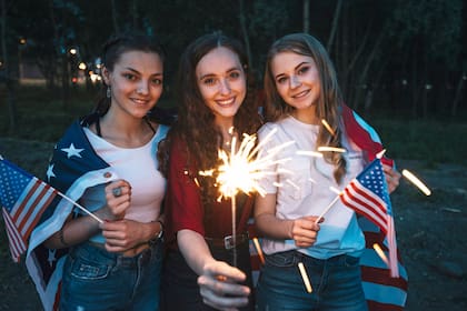 Estados Unidos celebra su independencia con fuegos artificiales y desfiles, además de tradiciones locales como festivales y conciertos