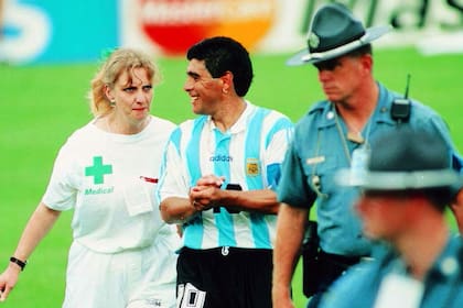 La última imagen de Maradona con la selección argentina, siendo escoltado por una enfermera para realizarse el control antidoping que lo sacaría del Mundial de Estados Unidos