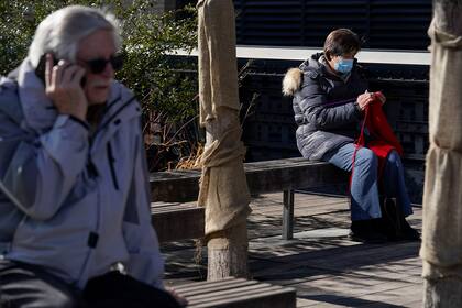 Una mujer lleva una mascarilla en Nueva York aunque ya no sea obligatorio