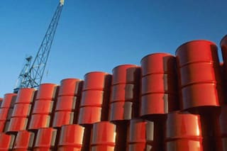 El Gobierno avanza con otro recorte del empleo público; el petróleo vuelve a superar los US$100 por barril