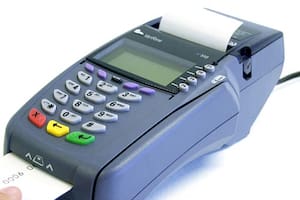 Le usó la tarjeta de crédito a su expareja e hizo más de 30 compras por millones de pesos