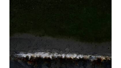 Estalactitas en el muro de la orilla