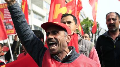 Estambul: trabajadores y activistas se dirigen, en desafío a una prohibición gubernamental, hacia la icónica plaza de Taksim, mientras cantan contra el presidente Erdogan