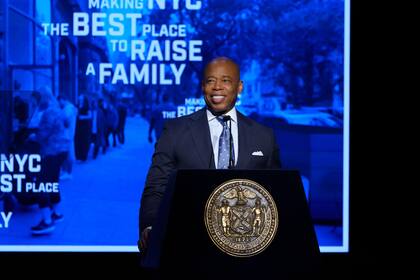 "Estamos abriendo un nuevo centro para personas sin hogar con enfermedades mentales graves y estableciendo un nuevo y audaz objetivo: ningún niño debería nacer en un sistema de refugios", dijo Adams