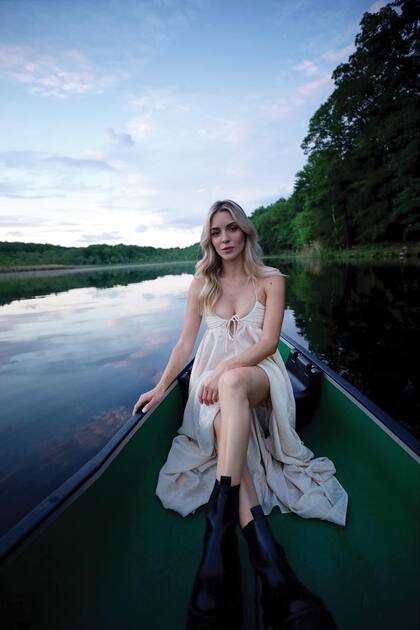 “Estamos comprometidos desde el 14 de febrero. ‘Quiero pedirte que te cases conmigo’, me dijo después de enumerar todos los motivos por los que me ama y obvio que dije que sí”, nos confía en exclusiva.