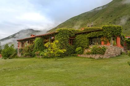 Estamos en la Quebrada de Humahuaca, pero en una zona de mucha agua y abundancia, que se manifiesta en una alfombra verde, verde a las espaldas y también dándole un abrazo tierno a toda la casa.