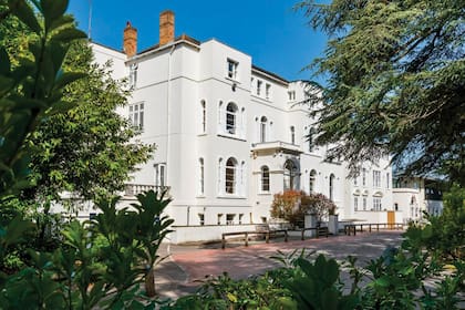 “Estamos encantados de que el príncipe George, la princesa Charlotte y el príncipe Louis se unan a nosotros en septiembre y esperamos dar la bienvenida a la familia, así como a todos nuestros alumnos, para nuestra comunidad escolar”, dijo Jonathan Perry, director de la Lambrook School.