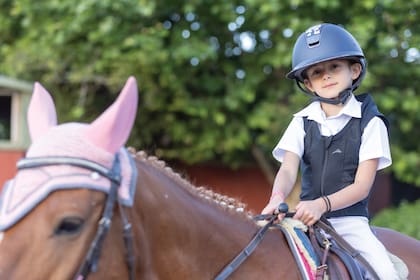 “Estamos muy
contentos porque
ella misma nos
empezó a decir
que quería tomar
clases… Ama andar
a caballo y en ese
sentido, es muy
disciplinada, no
falta nunca”, comenta orgullosa su madre