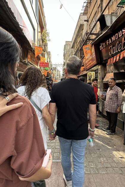 "Estamos por casarnos por séptima vez, llenos de emoción, no como la primera, hoy estamos convencidos del para siempre, hace casi 35 años, no sabíamos que sería de esta pareja que inauguraba nuestro matrimonio. Estamos en India como hace 12 años, encontrándonos con la autenticidad de la hermosa gente que vamos conociendo en el camino", escribió Ricardo Montaner en su cuenta de Instagram, más enamorado que nunca.