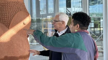 “Estamos trabajando a full, casi día y noche”, dice Costantini; en la foto, con Chaile