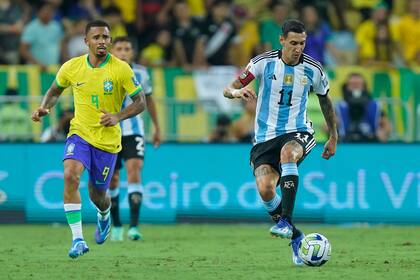 Estampa de crack, Di María conduce la pelota en el Maracaná, el escenario donde en 2021 anotó el gol contra Brasil para la conquista de la Copa América.