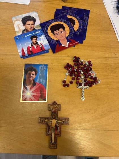 Estampitas de Carlo Acutis, un rosario y hasta un crucifijo, entre los objetos religiosos que Micaela recibió de fieles y seguidores del "Influencer de Dios" para que se recuperara del tumor