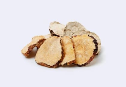 Están formadas por un hipocótilo y raíces subterráneas, y el color permite distinguir hasta trece variedades, entre las que se destacan la blanca, la amarilla y la negra.