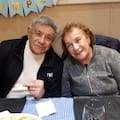Tiene 84 años, es músico pero se puso a estudiar podología para ayudar a su esposa que tiene diabetes