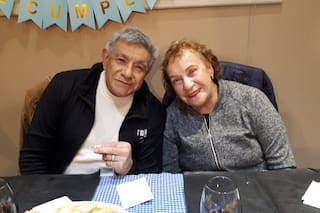 Tiene 84 años, es músico pero se puso a estudiar podología para ayudar a su esposa que tiene diabetes