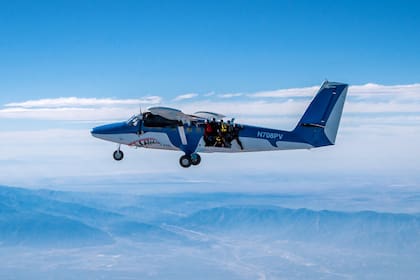 Están quienes se tiran de paracaídas una vez en la vida como experiencia única y quienes, como Alejandro Montagna, lo hacen su profesión: tiene 2500 saltos y cuatro récords.