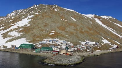 Están ubicadas entre el mar de Chukchi y el mar de Bering
