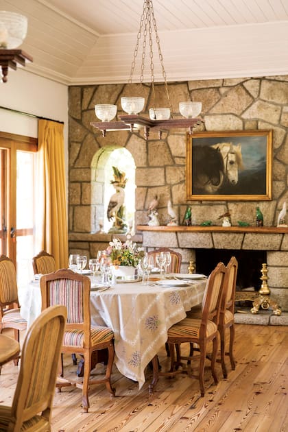 La mesa tendida espera a los convidados, como todos los mediodías.