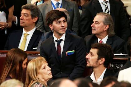 Estanislao Fernández, hijo del Presidente, con su pañuelo de colores emblemáticos de la comunidad LGBTIQ