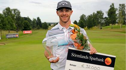 Estanislao Goya con su premio y el cheque de 32.000 euros