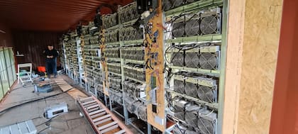 Estanterías completas de miners y herramientas usadas durante el operativo