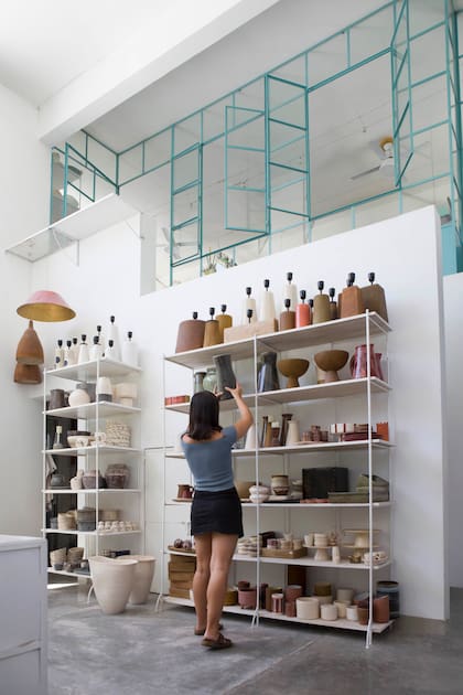 Estanterías llenas de las maravillas Castro Corbat, que también se pueden conseguir, desde el año pasado, en su local de la calle Godoy Cruz, en Palermo.