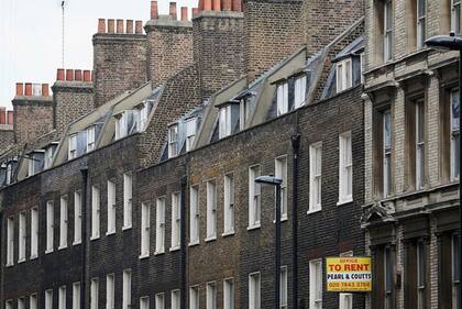 Estanterías vacías y un PBI peor que el de Rusia: 4 síntomas del mal momento que enfrenta la economía de Reino Unido