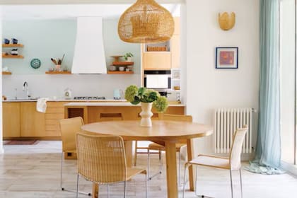 Estantes (BS Carpintería). Muebles de la cocina y barra enchapados en lenga (Raúl Magnarelli).