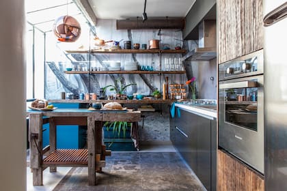 Estantes de quebracho antiguo (Enrique Tedeschi) Cerramiento (VHL Amoblamientos)