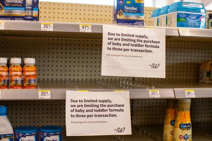 Estantes escasamente abastecidos en un Walgreens en San Antonio, 10 de mayo de 2022.
