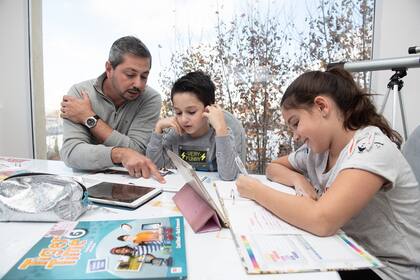 Estar en casa es, también, asumir el rol de enseñar (y aprender). Como les pasa a Luciano y sus hijos, ahora que la vida de todos cambió