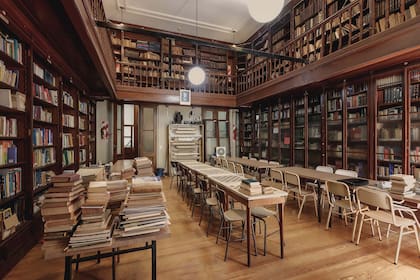 Estar en la escuela no es solo el hecho educativo, dado por la relación entre las personas, sino también por la presencia inmanente de un edificio que también educa con su prolijidad y estilo.