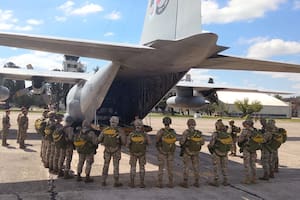 El Ejército lanzó mil paracaídas, reubicó tropas y desplegó un convoy de vehículos de combate
