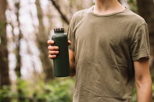 Por qué tu botella de agua reutilizable puede ser un foco de bacterias