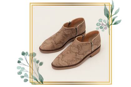 Estas botitas bajas suman feminidad con su leve destello rosa