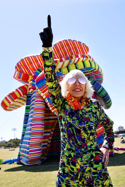 "Estas esculturas les dan muchísimo placer a la gente: acá tienen sombra y se pueden acostar a dormir", dice Minujín