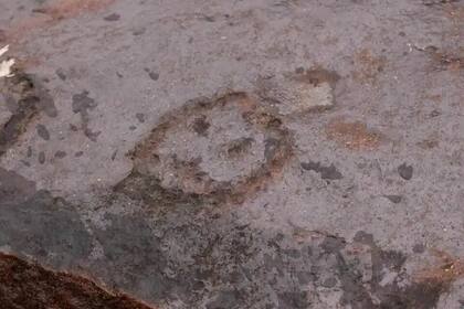 “Estas figuras humanas transmiten emociones, tanto de alegría como de tristeza. Como podemos ver, algunos están sonriendo y otros parecen abatidos. Incluso podemos decir que los grabados representan un estado de ánimo y también reflejan un poco de lo que vivieron durante ese período”, explicó el arqueólogo Jaime Oliveira