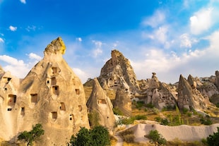 Estas formaciones rocosas eran ideales para tallar espacios habitables, iglesias y monasterios.