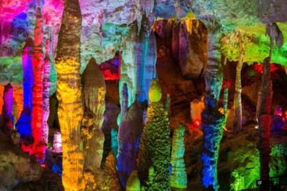 Estas formaciones se surgieron de un mar en donde había cientos de conchas calcíferas que se transformaron en piedras calizas y dolomitas