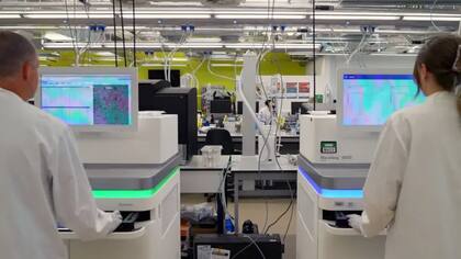 Estas máquinas utilizadas para leer el ADN humano pronto podrán usarse para escribir secciones del mismo