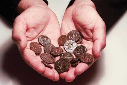 Estas monedas se acuñaron por primera vez en el año 71 d. C a pedido del emperador romano Vespasiano para celebrar la reconquista de Judea por parte de su hijo Tito.