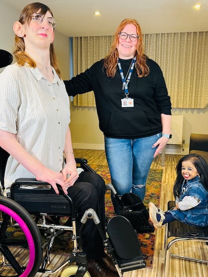 Estas mujeres poseen los títulos de la mujer más baja y la más alta del mundo (Captura: X @vicnewms)