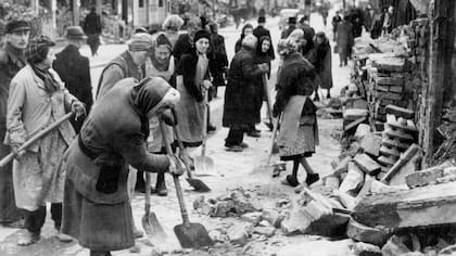 “Estas mujeres son el símbolo del renacimiento. Salieron a las calles de Alemania para que en su país se pudiera vivir de nuevo. Eso las convierte en una especie de mito”, le dijo a BBC Mundo la historiadora Jane Freeland, de la Universidad Queen Mary de Londres.