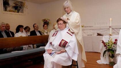 Estas ordenaciones son consideradas ilegales y no son reconocidas por el Vaticano