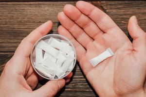 Estas pequeñas bolsitas o "pouches" se colocan entre el labio y la encía y proporcionan una rápida dosis de cafeína